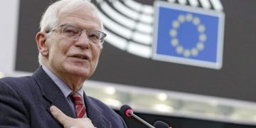“Si cada europeo bajara un grado la calefacción…”: Borrell se marca su “Lola Flores”