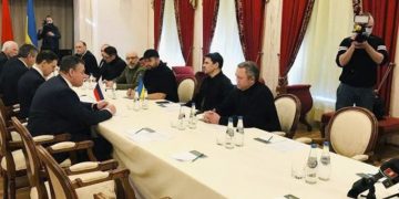 Ucrania y Rusia avanzan las negociaciones hacia un posible acuerdo mientras se recrudecen los ataques