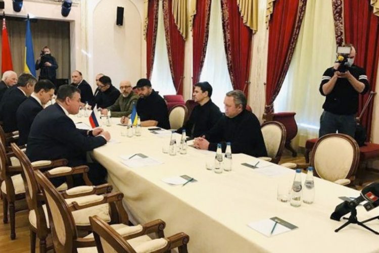 Ucrania y Rusia avanzan las negociaciones hacia un posible acuerdo mientras se recrudecen los ataques