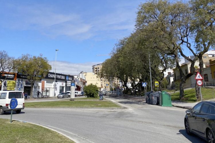 Cuatro cámaras de tráfico y dispositivos policiales vigilan conducciones temerarias en la avenida Blas Infante
