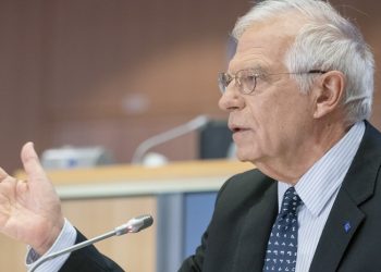 Borrel reclama aumentar el envío de armas a Ucrania