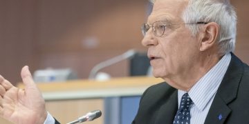 Borrel reclama aumentar el envío de armas a Ucrania