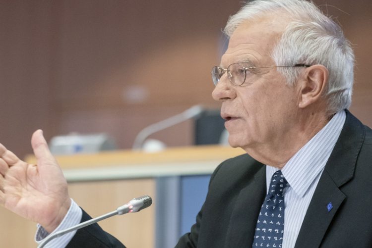 Borrel reclama aumentar el envío de armas a Ucrania