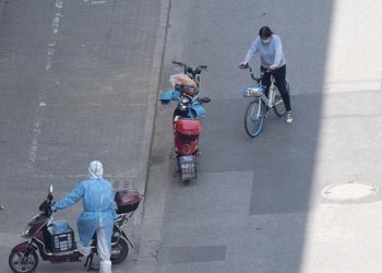 China informa nuevo récord de casos de coronavirus y crece el descontento