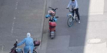 China informa nuevo récord de casos de coronavirus y crece el descontento