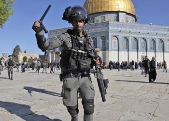 Soldados israelíes asaltan la mezquita de Al-Aqsa y dejan más de 150 palestinos heridos
