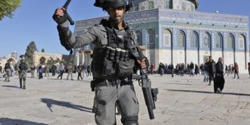 Soldados israelíes asaltan la mezquita de Al-Aqsa y dejan más de 150 palestinos heridos