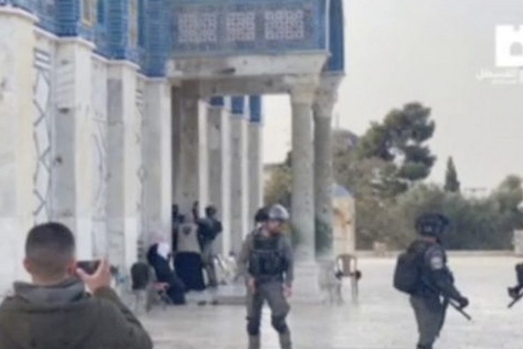 Fuerzas de ocupación israelíes irrumpen nuevamente en la mezquita de Al-Aqsa