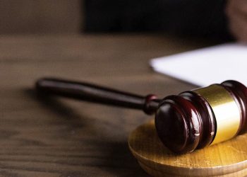 Tres años de suspensión para un magistrado que dictaba sus sentencias a mano