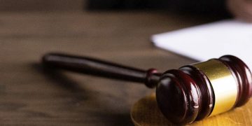 Tres años de suspensión para un magistrado que dictaba sus sentencias a mano