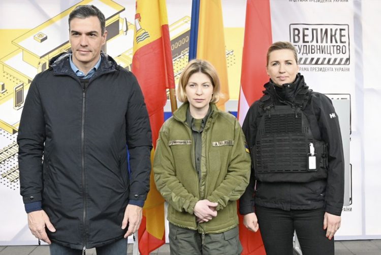 Sánchez visita a Zelensky y reafirma su compromiso con la política guerrerista de la UE