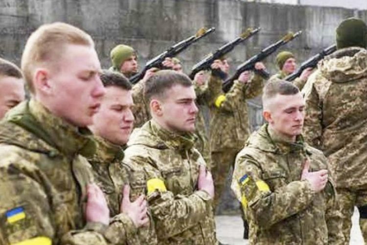 El Ejército ucraniano establece posiciones en escuelas y hospitales de varias ciudades reteniendo a civiles