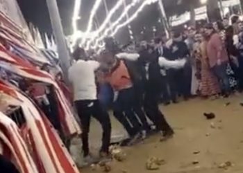 Brutal paliza a un joven que quería entrar en la caseta del PSOE de Sevilla (vídeo)