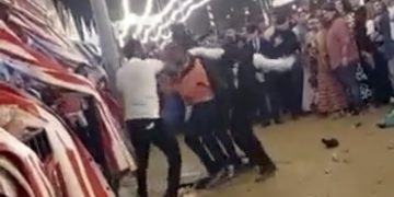 Brutal paliza a un joven que quería entrar en la caseta del PSOE de Sevilla (vídeo)
