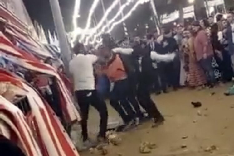 Brutal paliza a un joven que quería entrar en la caseta del PSOE de Sevilla (vídeo)