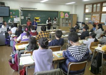 Andalucía Laica: “La religión debe salir del currículo porque distorsiona la organización escolar: No te matricules”