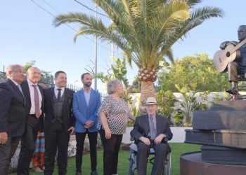 Manolo Sanlúcar ya cuenta con su monumento en su honor en su ciudad natal