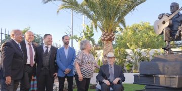 Manolo Sanlúcar ya cuenta con su monumento en su honor en su ciudad natal