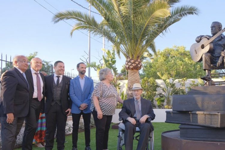 Manolo Sanlúcar ya cuenta con su monumento en su honor en su ciudad natal