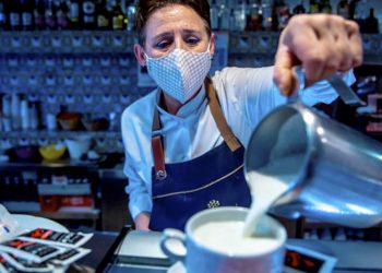 El Gobierno ante la falta de camareros: barra libre para empresarios y chantaje para migrantes