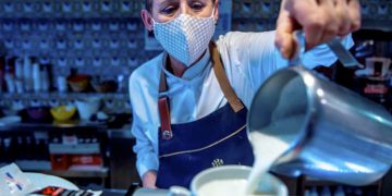 El Gobierno ante la falta de camareros: barra libre para empresarios y chantaje para migrantes