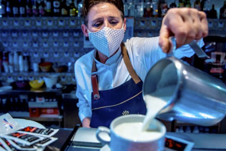 El Gobierno ante la falta de camareros: barra libre para empresarios y chantaje para migrantes