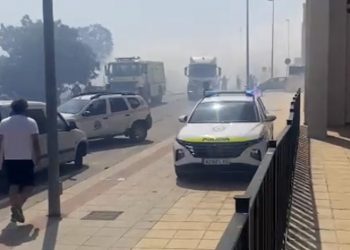 El fuego se reactiva en Jerez y provoca el desalojo de La Milagrosa y la barriada El Pimiento.