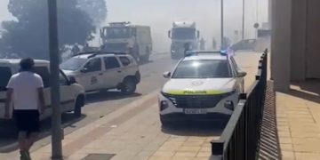 El fuego se reactiva en Jerez y provoca el desalojo de La Milagrosa y la barriada El Pimiento.
