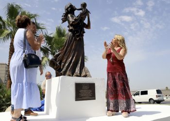 Instalada en Jerez la primera escultura de España dedicada a la asociación SOS Bebés Robados