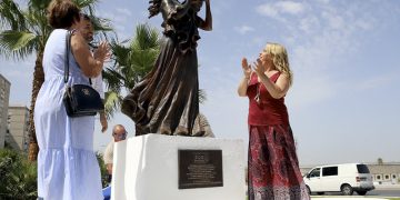 Instalada en Jerez la primera escultura de España dedicada a la asociación SOS Bebés Robados