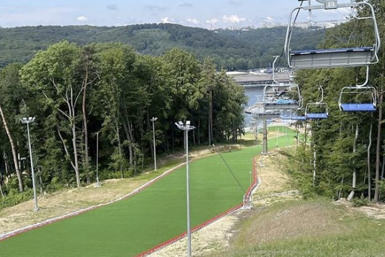 Ucrania inaugura la mayor pista de esquí híbrida del mundo en un Hotel de cinco estrellas