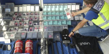 A prisión por sustraer 101 móviles del Centro Comercial Área Sur de Jerez