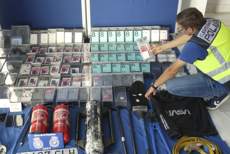 A prisión por sustraer 101 móviles del Centro Comercial Área Sur de Jerez