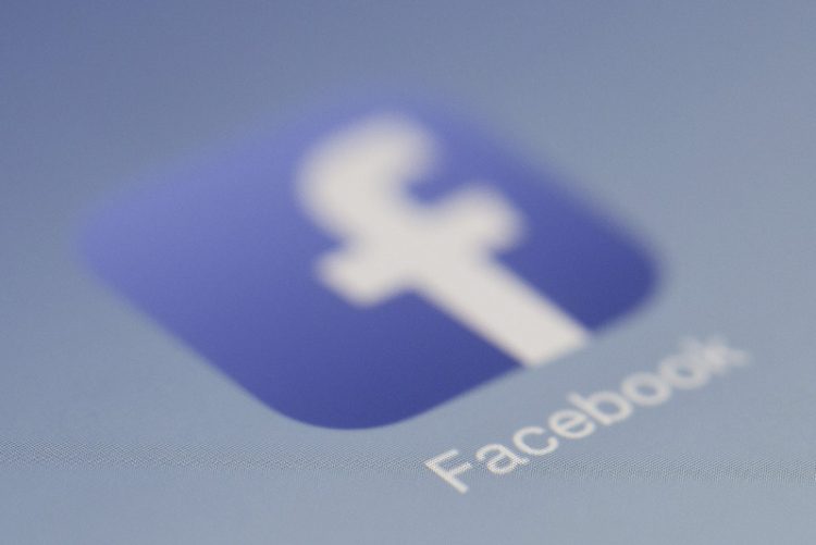 Un error de Facebook muestra a los usuarios falsas publicaciones de personas y páginas a las que no siguen