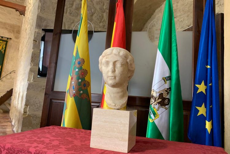 De vuelta a casa el busto romano robado en Bornos en 2010