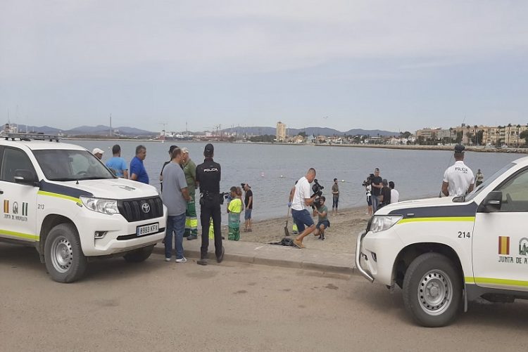 Prohibido el baño en playas de La Línea por el vertido del OS35