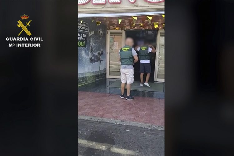 Simula su propio secuestro y le exige a su madre 50.000 euros para su liberación