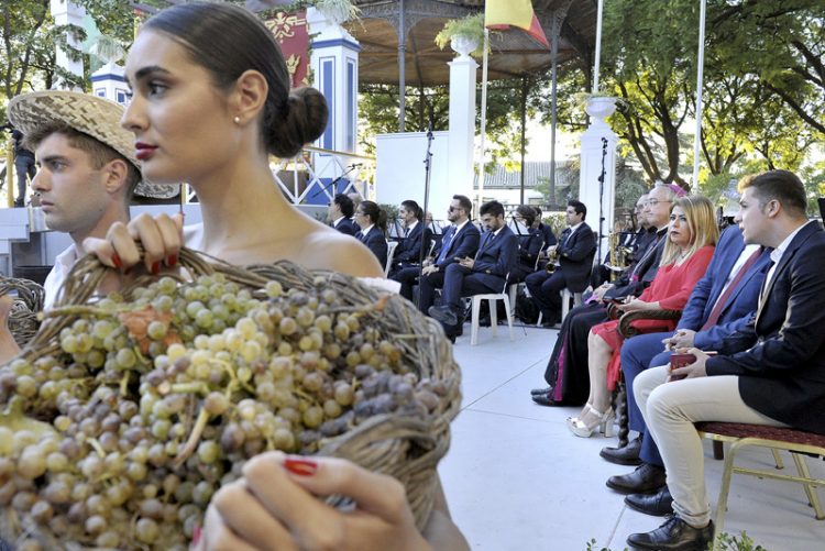 La música y la poesía se unen al nuevo mosto para el inicio de las Fiestas de la Vendimia con la Pisa de la Uva