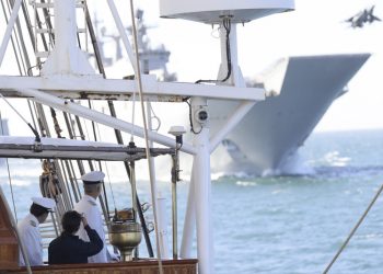 Revista naval con motivo de los actos del V Centenario de la Primera Circunnavegación