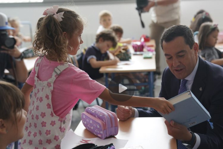 La Junta anuncia un cheque escolar de 100 euros por hijo para ayudar a las familias con menos recursos