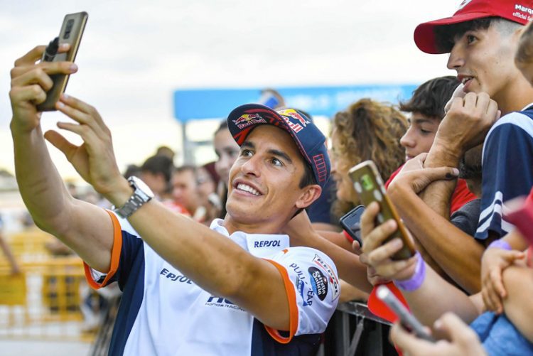 Multitudinario pit lane walk para comenzar el Gran Premio Animoca Brands de Aragón de MotoGP