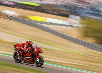 Pole para el “Pecco” y fiesta para más de 2000 personas que llenaron la Fan Zone de MotorLand Aragón
