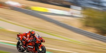 Pole para el “Pecco” y fiesta para más de 2000 personas que llenaron la Fan Zone de MotorLand Aragón