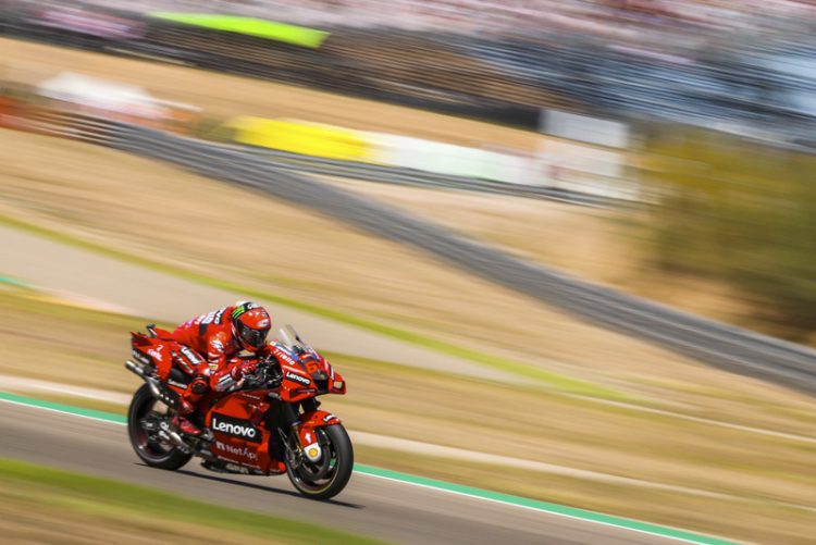 Pole para el “Pecco” y fiesta para más de 2000 personas que llenaron la Fan Zone de MotorLand Aragón