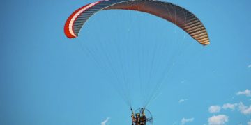 Fallece un hombre en un accidente de paramotor en Sanlúcar de Barrameda