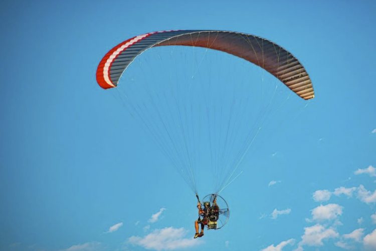 Fallece un hombre en un accidente de paramotor en Sanlúcar de Barrameda