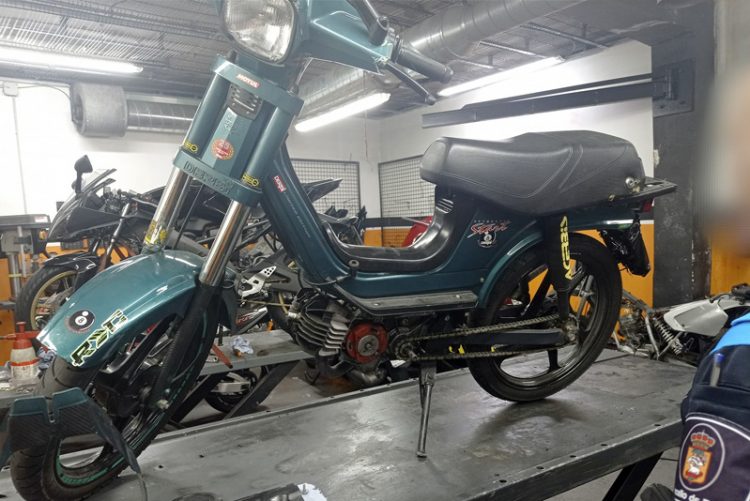 Pillan una Derbi Variant circulando a casi 145 km/hora