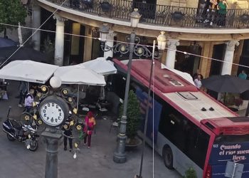 Un autobús urbano acaba empotrado contra una columna de El Gallo Azul