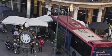 Un autobús urbano acaba empotrado contra una columna de El Gallo Azul