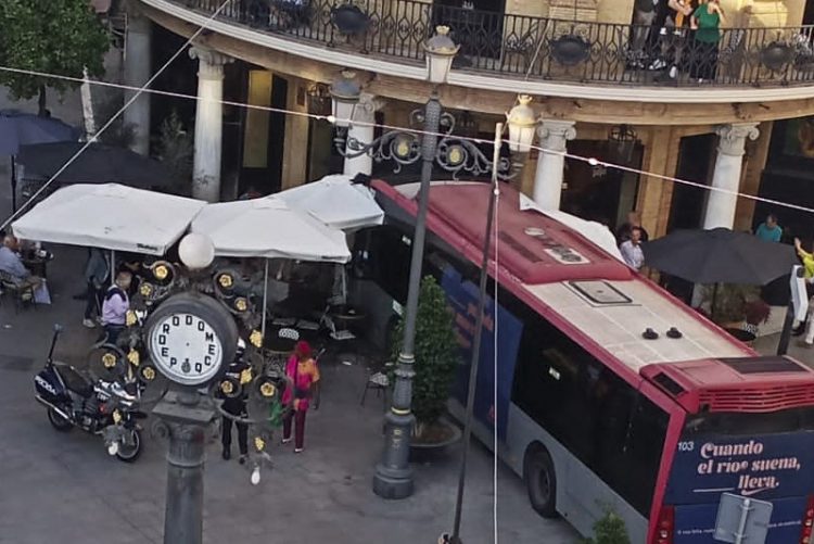 Un autobús urbano acaba empotrado contra una columna de El Gallo Azul